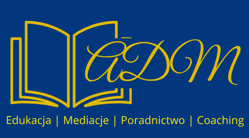 Grafika logotypu "aDM" na niebieskim tle. Po lewej stronie żółty piktogram otwartej książki, obok złote, ozdobne litery "aDM". W dolnej części pasek z tekstem: "Edukacja | Mediacje | Poradnictwo | Coaching".